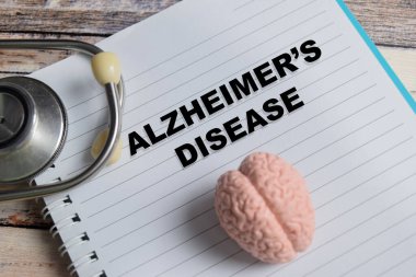 Alzheimer Hastalığı kavramı, Tahta Masa 'da izole edilmiş bir kitaba yazılmıştır..