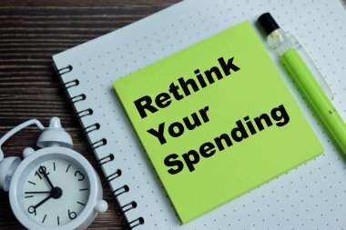 Tahta Masa 'da izole edilmiş yapışkan notlara harcadığın parayı tekrar düşün. Mali farkındalık ve bütçe kontrolü için