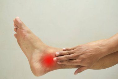 Erkek ayağı masajı, ayak ağrısı. İnsan vücudunda ache. Sağlık sorunları kavramı