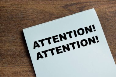 Tahta Masa 'da izole edilmiş kitap üzerine dikkat çekme kavramı.