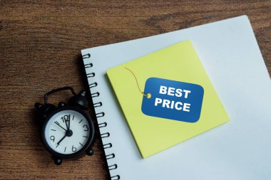 Tahta Masa 'da izole edilmiş yapışkan notlara en iyi fiyata satılan fiyat etiketi kavramı.