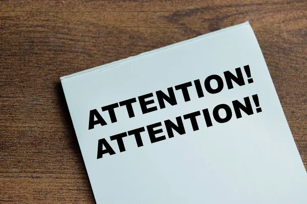 Tahta Masa 'da izole edilmiş kitap üzerine dikkat çekme kavramı.