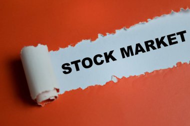 Yırtık kağıda yazılmış borsa metni. Mali yatırım, ekonomi ve para eğilimleri için