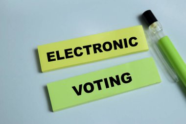 Elektronik oylama kavramı, Tahta Masa 'da izole edilmiş yapışkan notlara yazılır. Oy vermek elektronik araçları ya yardım etmek ya da oy pusulalarını saymak için mi kullanıyor?