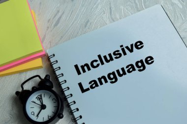 Tahta Masa 'da izole edilmiş kitap üzerine kapsayıcı dil kavramı. Saygılı iletişim için.