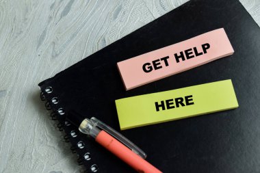 Tahta Masa 'da izole edilmiş yapışkan notlara yardım alma kavramı. Kostüm desteği, SSS ve yardım için