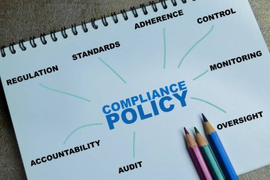 Tahta Masa 'da izole edilmiş kitap üzerine anahtar sözcüklerle uyum politikası kavramı.