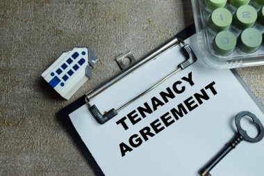 Tahta Masa 'da izole edilmiş panoya kira sözleşmesi konsepti. Kiralık mülk, kira sözleşmesi imzalama ve ev ya da daire kiralama