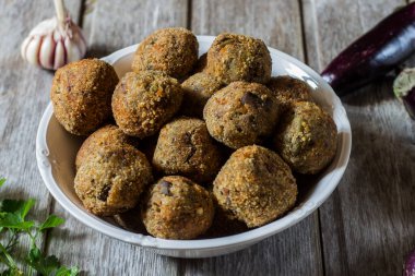 Ahşap arka planda etsiz patlıcan köftesi..