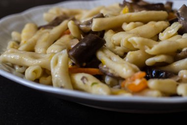 Mantarlı Cavatelli ve sarı kiraz domatesli. Ev yapımı makarna