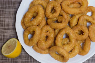 Bir tabak kalamar halkası. Roma usulü mürekkep balığı halkaları.