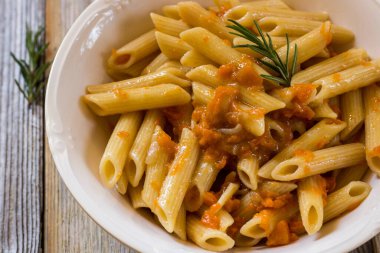 Ahşap arka planda balkabaklı makarna. Seçici odak