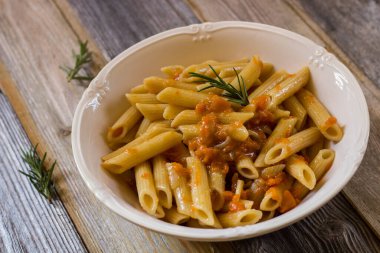 Ahşap arka planda balkabaklı makarna. Seçici odak