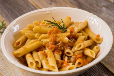 Ahşap arka planda balkabaklı makarna. Seçici odak