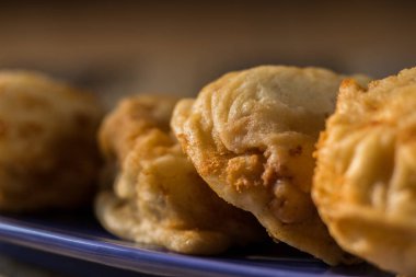 Mavi tabakta servis edilen kızarmış morina balığını yakından çek. Noel tarifi.