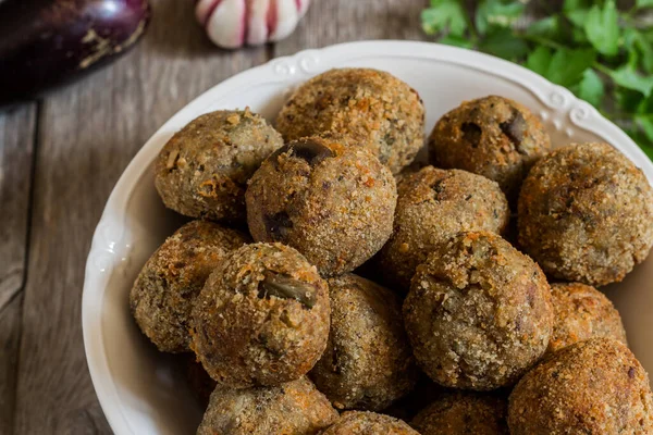 Ahşap arka planda etsiz patlıcan köftesi..