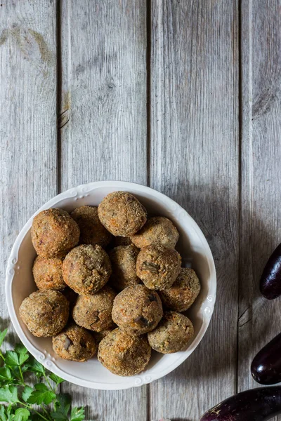 Ahşap arka planda etsiz patlıcan köftesi..