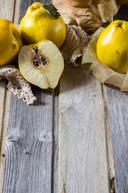 Ahşap arka planda ayva. Seçici odak.