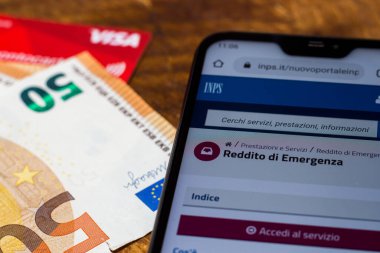 Benevento / İtalya - 29 Kasım 2020: INPS tarafından koronavirüs acil durumu için sağlanan acil gelir başvurusu, sitenin akıllı telefondan açılması.