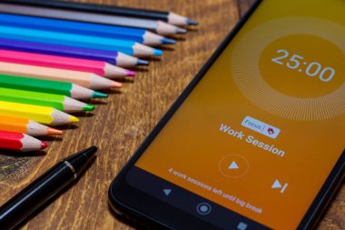 Pomodoro Tekniği Zaman Yönetimi Uygulamasının tanıtımı. Akıllı telefon ekranındaki domates zamanlayıcısı. Çalışmayı ve çalışmayı geliştirmek için kullanılır. Renkli pasteller ve kare deniz kızı defteri içerir.