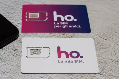 Benevento, İtalya - 5 Aralık 2020: Ho mobil operatörünün Sim 'i. Vodafone ağındaki düşük maliyetli operatör. Sim arkadaş teklifi.