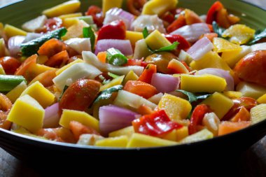 Mango, rezene, domates, soğan, kereviz salatası.