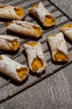Pudra şekerli ev yapımı mango böreği.