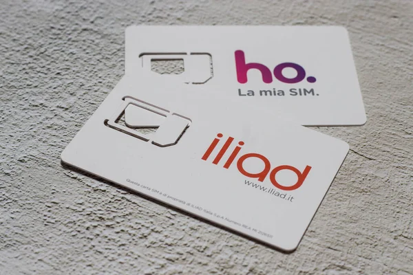 Benevento, İtalya - 5 Aralık 2020: Ho.mobile operatörünün Sim 'i. Vodafone ağındaki düşük maliyetli operatör ve Fransız operatör İlyada. Arka planda cep telefonu uygulamalı akıllı telefon..