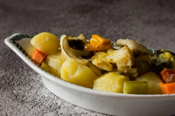 Visad Torsk Med Potatis Selleri Morötter Och Gula Körsbärstomater Grå Stockbild