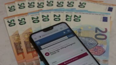Benevento / İtalya - 3 Haziran 2020: INPS tarafından koronavirüs acil durumu için verilen bebek bakıcılığı primi başvurusu