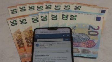 Benevento / İtalya - 3 Haziran 2020: Koronavirüs acil durumundan etkilenen serbest çalışan işçilere INPS tarafından ödenen 600 avroluk harçlık başvurusu