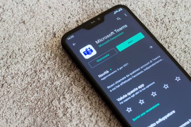  Microsoft Takımları iş uygulamasının akıllı telefon ekranında Google oyun mağazasında yakın plan görüntüsü.