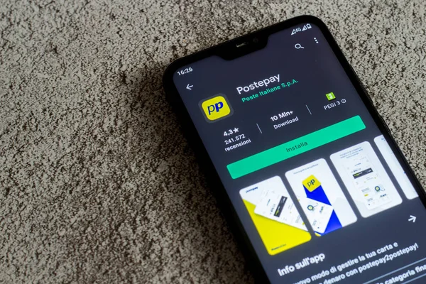 Benevento / İtalya - 27 Ocak 2021: Akıllı telefon ekranında Google Play Store 'dan Poste Italiane' in yeni posta ödeme uygulaması.