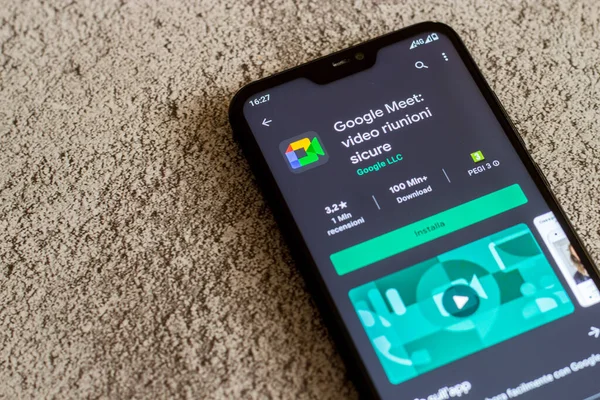 Benevento / İtalya - 27 Ocak 2021: Yeni Google Meets uygulaması akıllı telefon ekranında yeniden adlandırıldı.