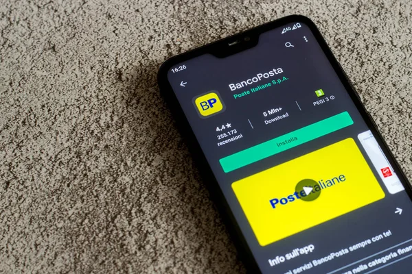 Benevento / İtalya - 27 Ocak 2021: Akıllı telefon ekranında Google Play Store 'dan Poste Italiane' in yeni Bancoposta uygulaması.