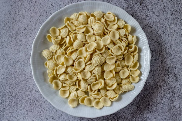 オレッキエッテ 白皿の典型的なイタリアの新鮮なパスタ — ストック写真