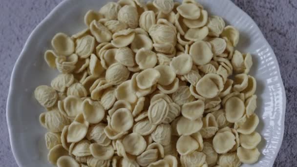 Orecchiette Τυπική Ιταλική Φρέσκα Ζυμαρικά Ένα Λευκό Πιάτο — Αρχείο Βίντεο