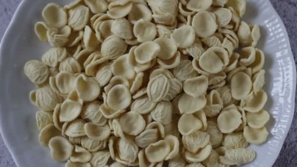 Orecchiette Τυπική Ιταλική Φρέσκα Ζυμαρικά Ένα Λευκό Πιάτο — Αρχείο Βίντεο