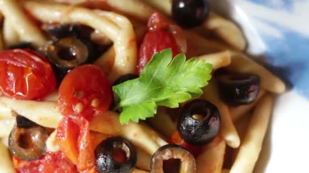 Fusilli Ferro Dengan Zaitun Hitam Dan Tomat Ceri Dengan Latar — Stok Video