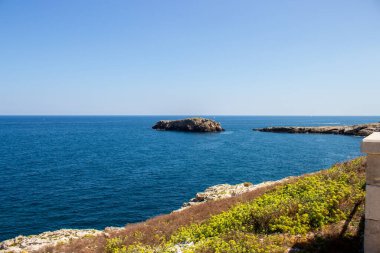 Polignano a Mare, Apulia. Denize bakan kayaların manzarası.