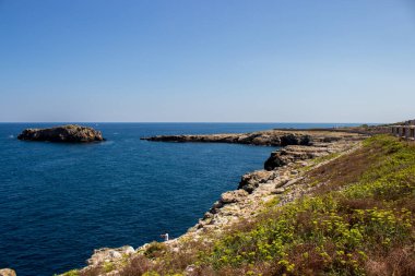 Polignano a Mare, Apulia. Denize bakan kayaların manzarası.