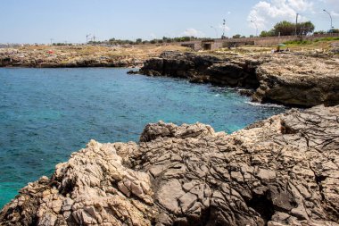 Polignano a Mare, Apulia. Denize bakan kayaların manzarası.