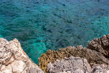 Polignano a Mare, Apulia. Denize bakan kayaların manzarası.
