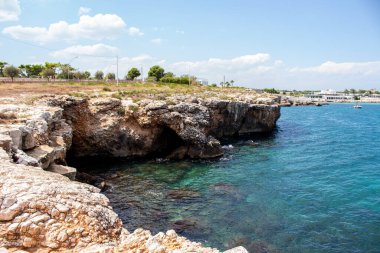 Polignano a Mare, Apulia. Denize bakan kayaların manzarası.