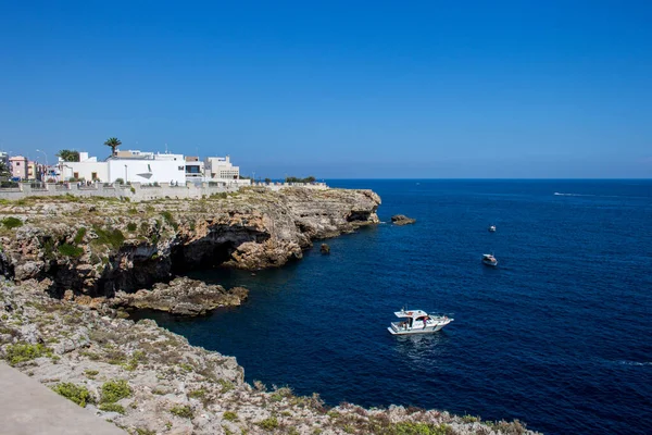Polignano a Mare, Apulia. Denize bakan kayaların manzarası.