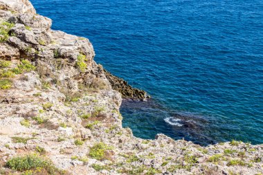 Polignano a Mare, Apulia. Denize bakan kayaların manzarası.