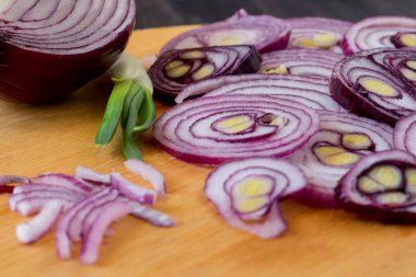 Tropea soğanı kesme tahtasında dilimlenmiş.