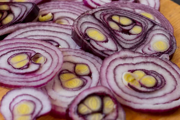 Tropea soğanı kesme tahtasında dilimlenmiş.
