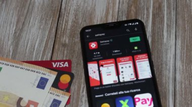 Satispay uygulamasının akıllı telefon ekranında Google Play Store 'da açılışı. 