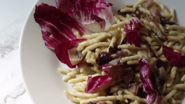 Trofie Mit Radicchio Herbstgericht Vegetarisch — Stockvideo